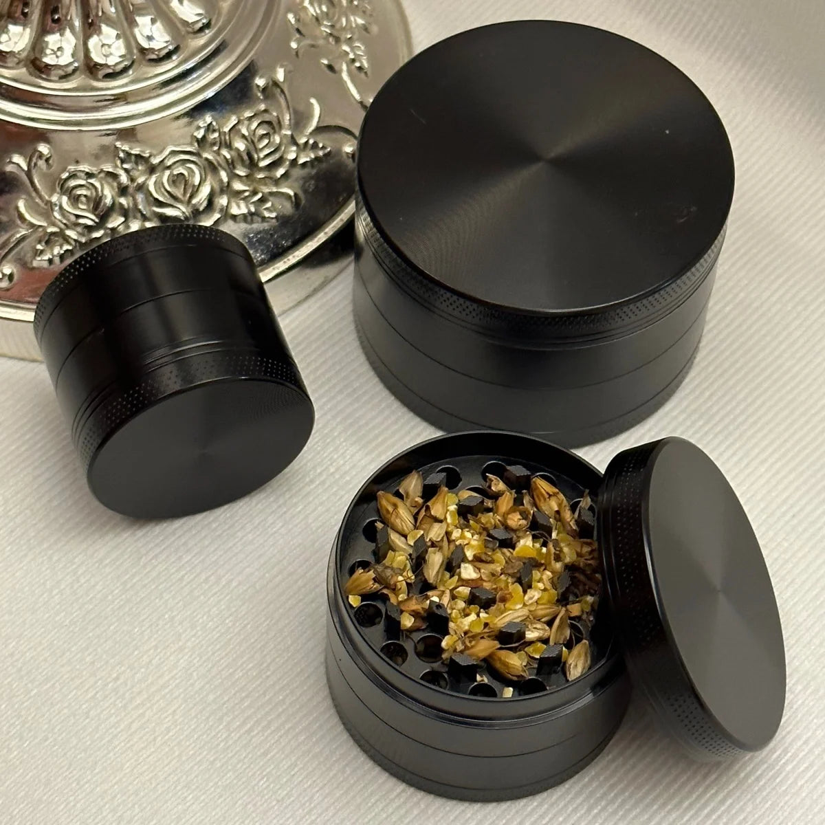 1.4/1.8/2.4inch Black Laser 4-Layers Herb Grinder Zinc Alloy Crusher Manual Raw Cutter Metal Grinder Grass Smoking Tool Gift