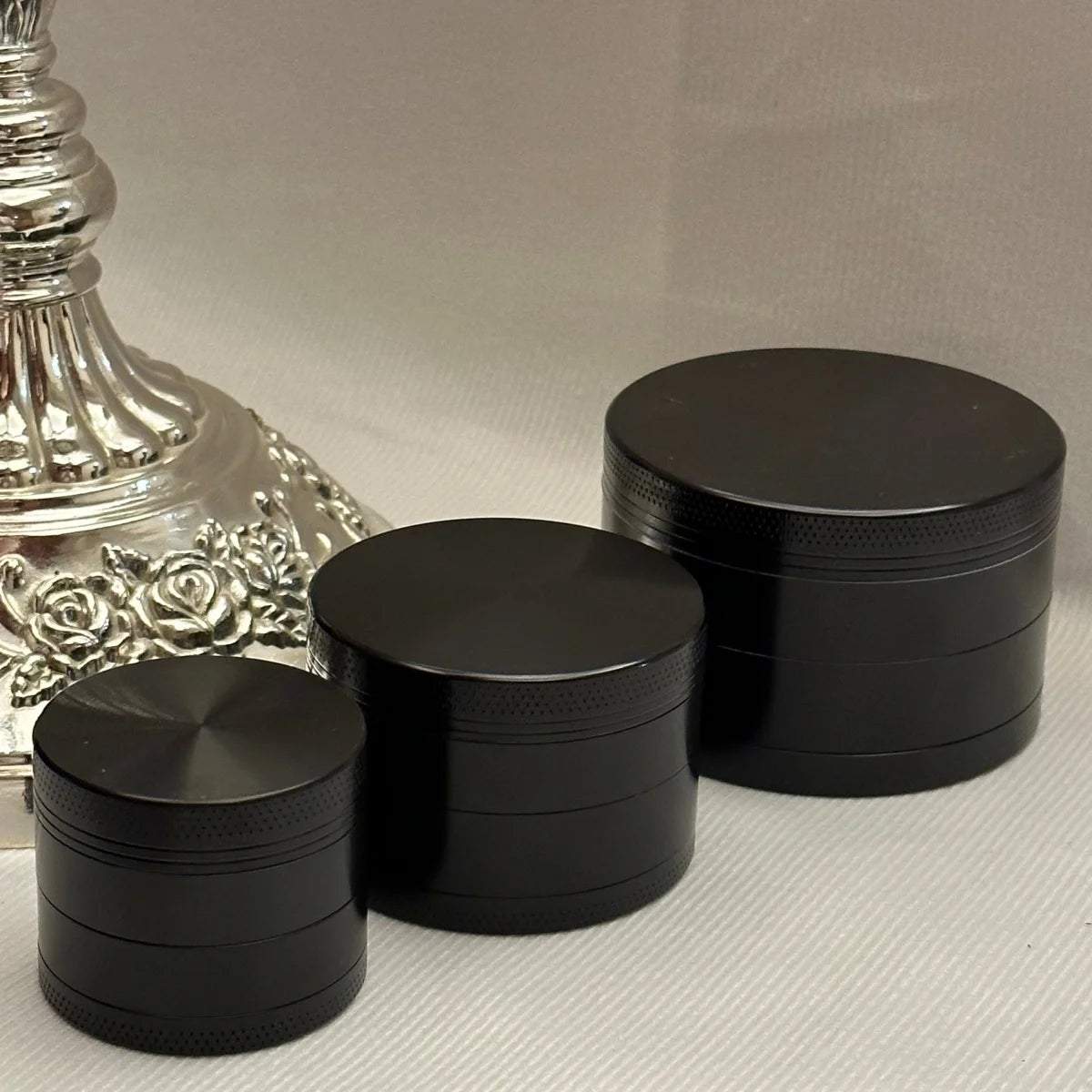 1.4/1.8/2.4inch Black Laser 4-Layers Herb Grinder Zinc Alloy Crusher Manual Raw Cutter Metal Grinder Grass Smoking Tool Gift