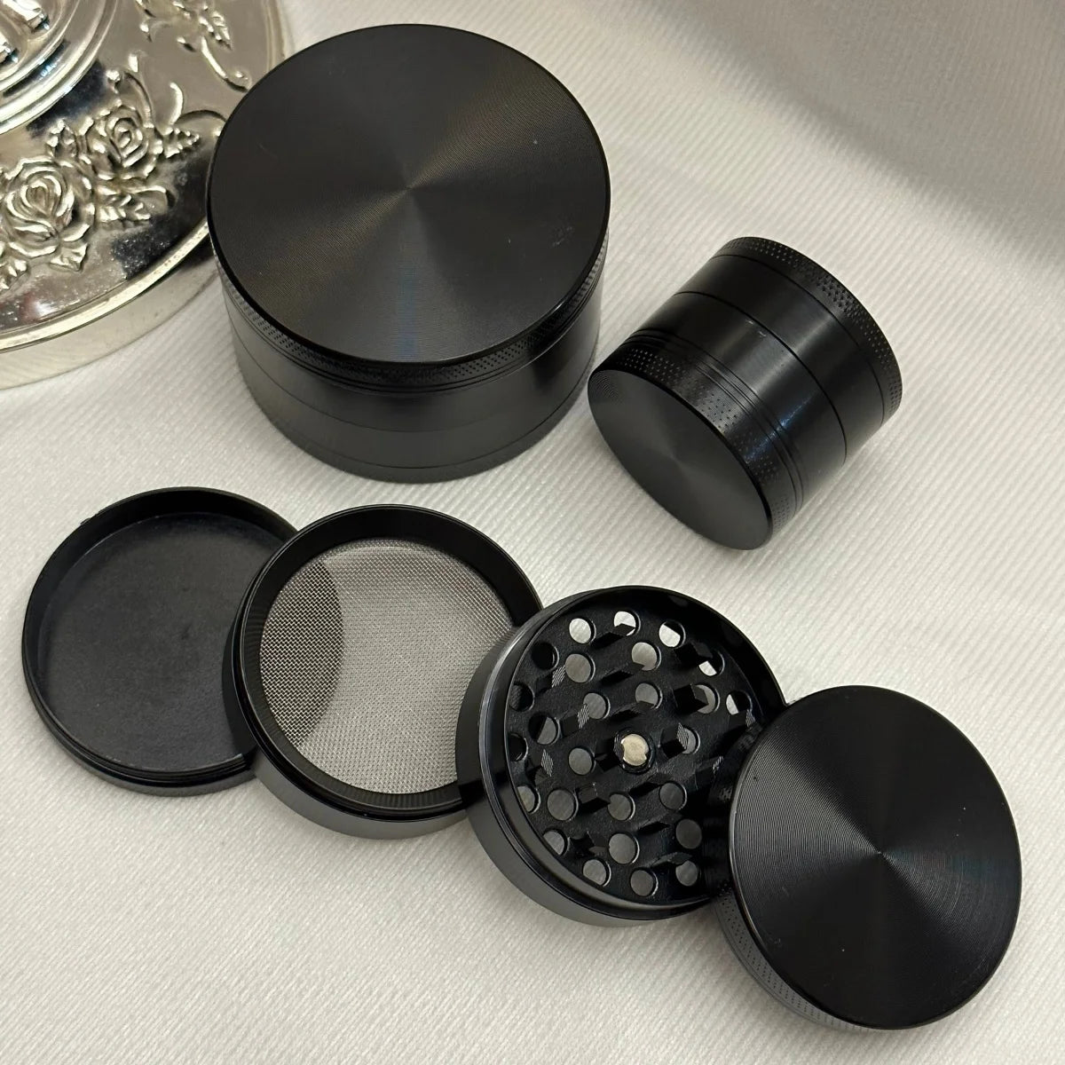 1.4/1.8/2.4inch Black Laser 4-Layers Herb Grinder Zinc Alloy Crusher Manual Raw Cutter Metal Grinder Grass Smoking Tool Gift